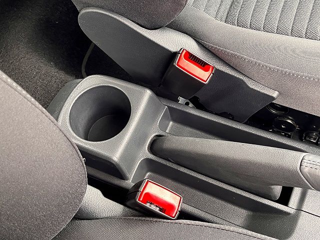 VOLKSWAGEN POLO 2012 Image 31