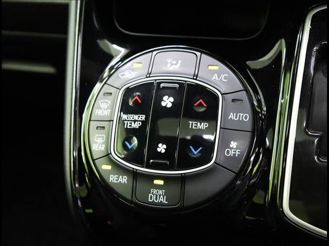 TOYOTA VOXY 2017 Image 31