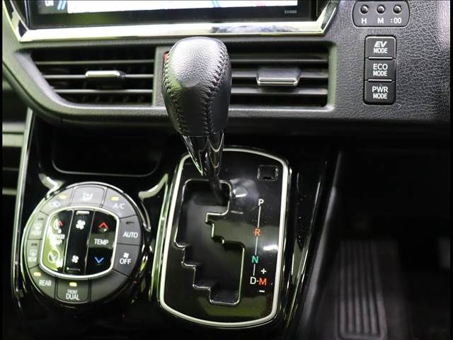 TOYOTA VOXY 2017 Image 31