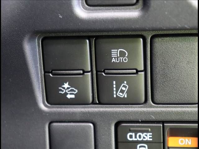 TOYOTA VOXY 2017 Image 31