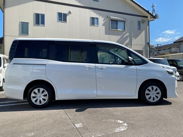 TOYOTA VOXY 2014 Image 31