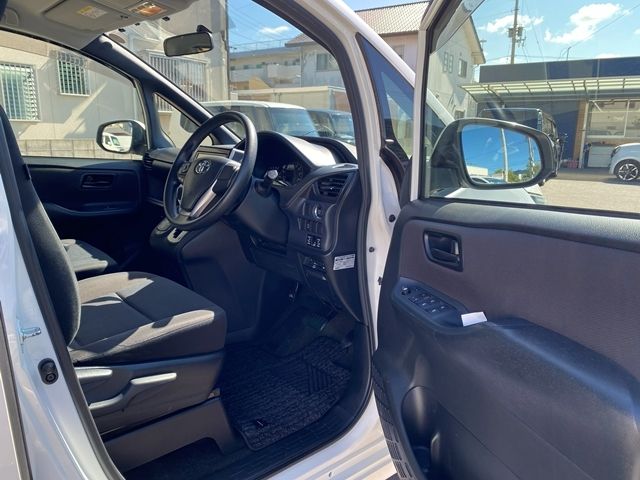 TOYOTA VOXY 2014 Image 31