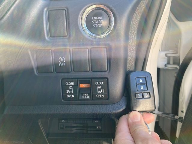 TOYOTA VOXY 2014 Image 31