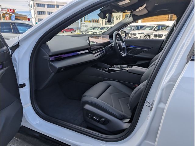 BMW 5SERIES SEDAN 2025 Image 31