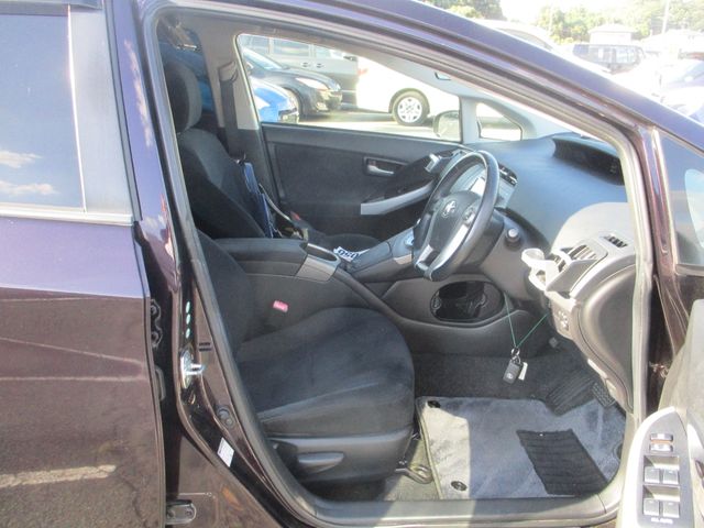 TOYOTA PRIUS 2012 Image 31