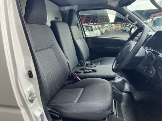 TOYOTA HIACE VAN 4WD 2017 Image 31