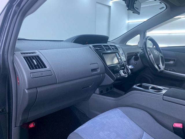 TOYOTA PRIUS ALPHA 2012 Image 31
