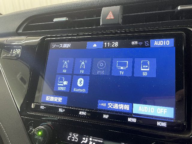TOYOTA CAMRY HYBRID 2018 Image 31