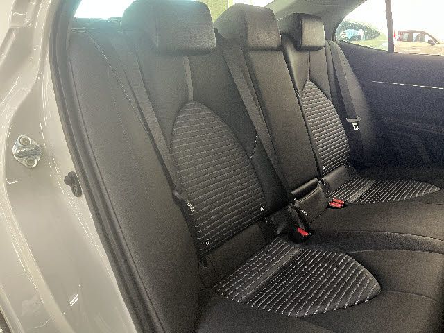 TOYOTA CAMRY HYBRID 2018 Image 31