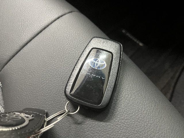 TOYOTA CAMRY HYBRID 2018 Image 31
