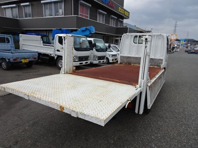 MITSUBISHI  2006 Image 31