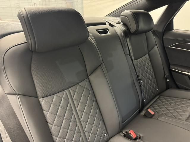 AUDI S8 2022 Image 31