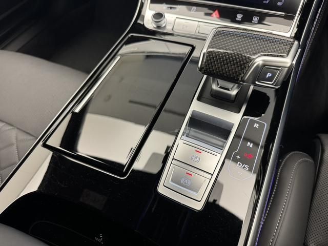 AUDI S8 2022 Image 31