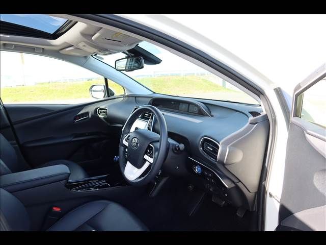 TOYOTA PRIUS 2017 Image 31