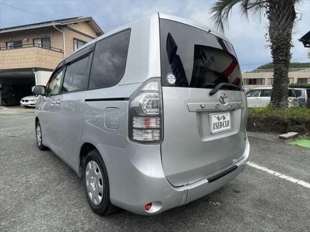 TOYOTA VOXY 2013 Image 31