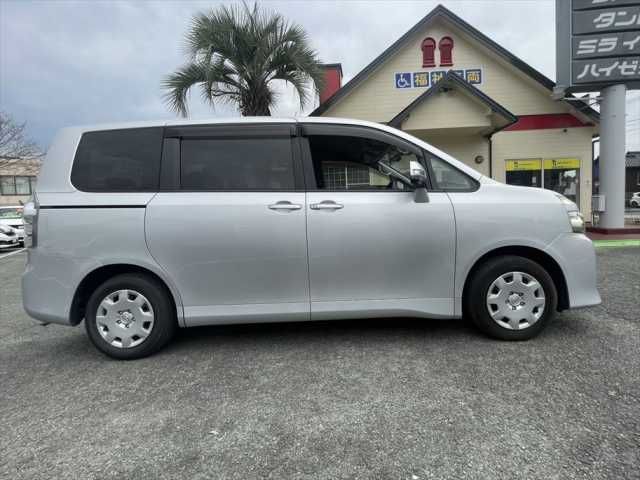 TOYOTA VOXY 2013 Image 31