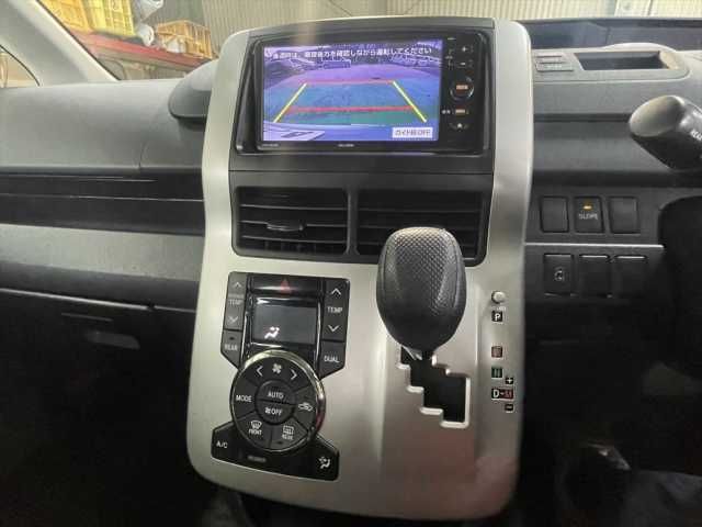 TOYOTA VOXY 2013 Image 31