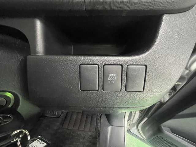 TOYOTA VOXY 2013 Image 31