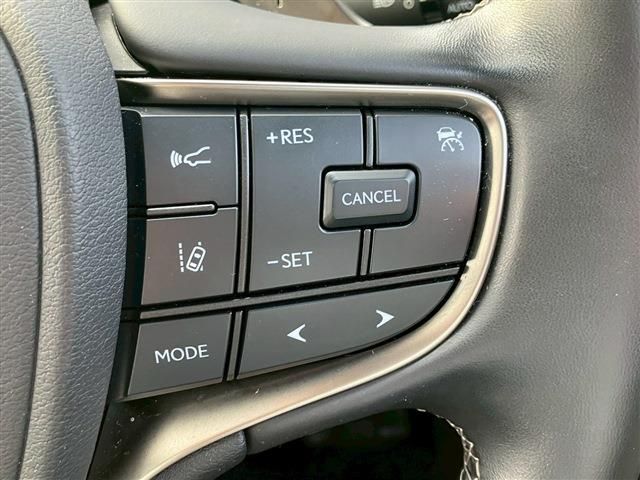 TOYOTA LEXUS LS500H 2022 Image 31