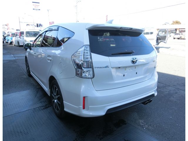 TOYOTA PRIUS ALPHA 2013 Image 31