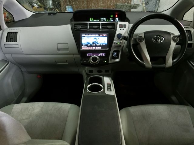 TOYOTA PRIUS ALPHA 2013 Image 31