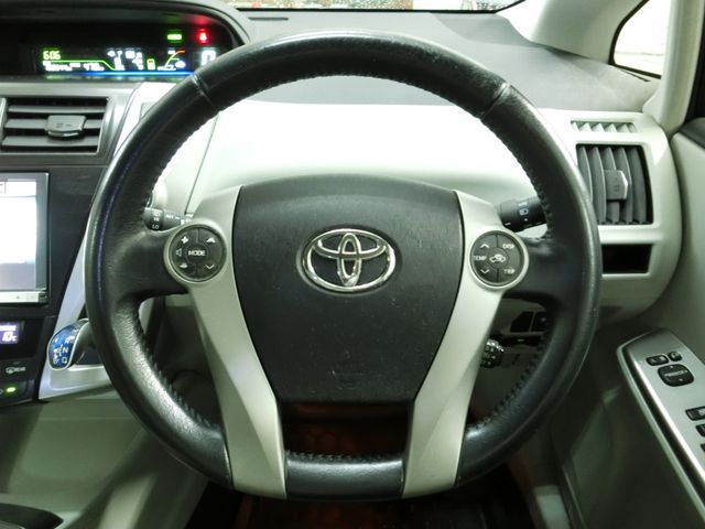 TOYOTA PRIUS ALPHA 2013 Image 31