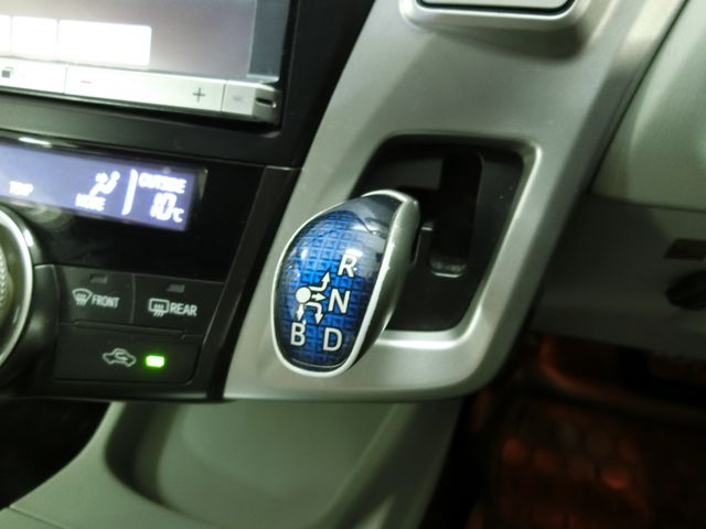 TOYOTA PRIUS ALPHA 2013 Image 31