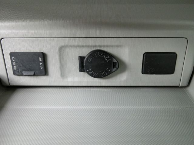 TOYOTA PRIUS ALPHA 2013 Image 31