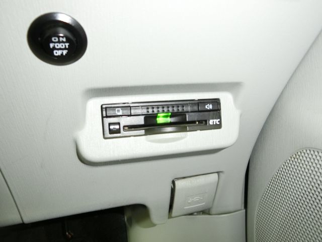 TOYOTA PRIUS ALPHA 2013 Image 31