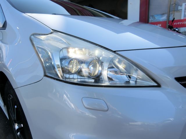 TOYOTA PRIUS ALPHA 2013 Image 31