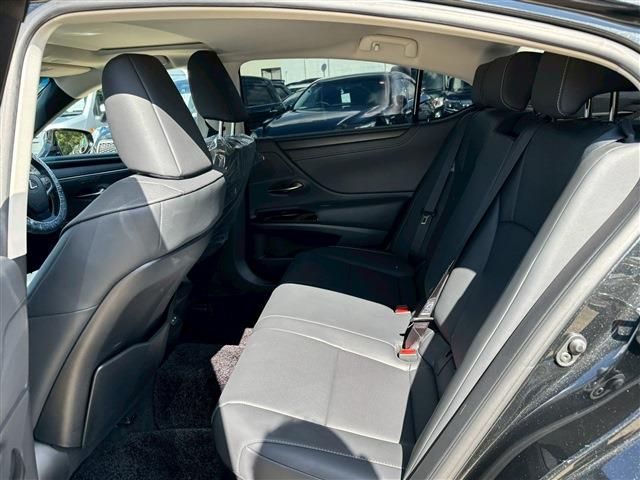 TOYOTA LEXUS ES300H 2023 Image 31