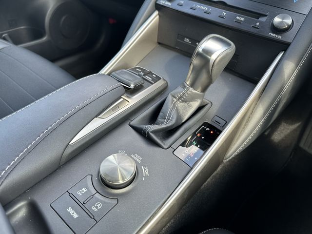 TOYOTA LEXUS IS200T 2016 Image 31