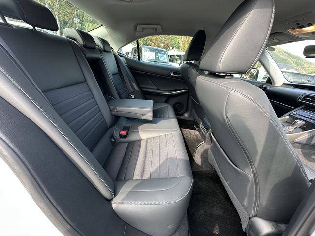 TOYOTA LEXUS IS200T 2016 Image 31