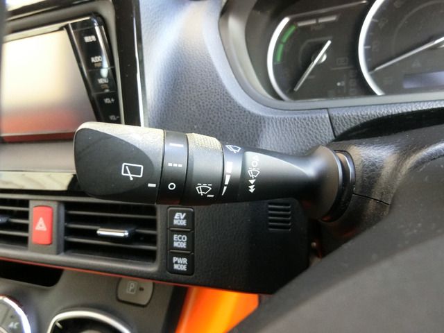 TOYOTA VOXY HYBRID 2016 Image 31