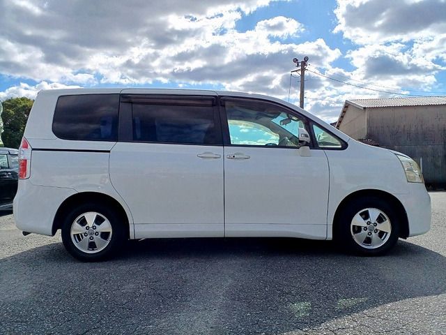 TOYOTA NOAH 2008 Image 31