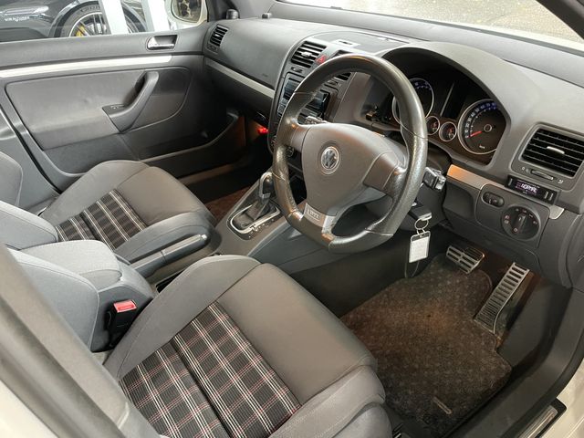 VOLKSWAGEN GOLF 2005 Image 31