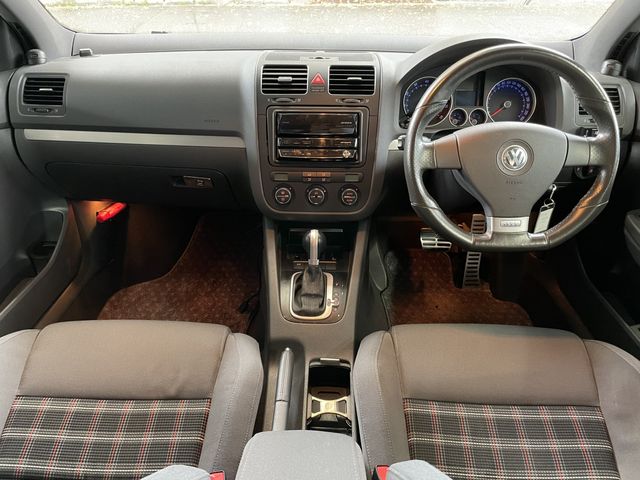 VOLKSWAGEN GOLF 2005 Image 31