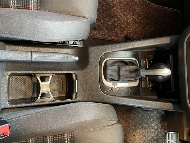 VOLKSWAGEN GOLF 2005 Image 31