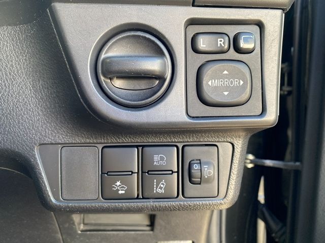 TOYOTA COROLLA FIELDER HYBR 2018 Image 31