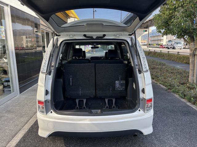 TOYOTA ISIS 2012 Image 31