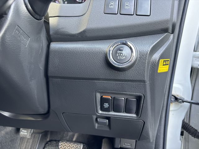 TOYOTA ISIS 2012 Image 31