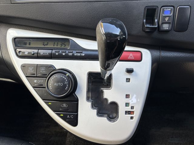 TOYOTA ISIS 2012 Image 31