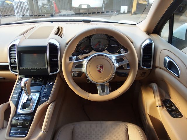 PORSCHE CAYENNE 2011 Image 31
