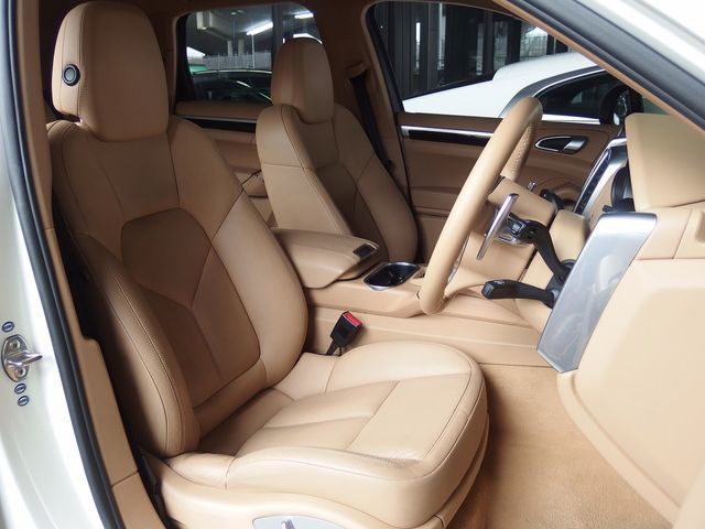 PORSCHE CAYENNE 2011 Image 31