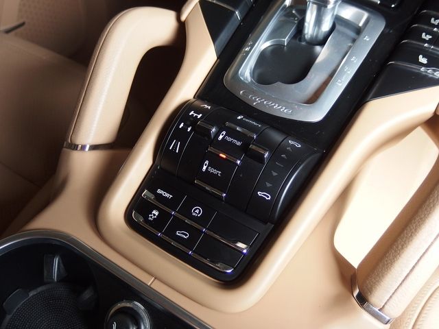 PORSCHE CAYENNE 2011 Image 31