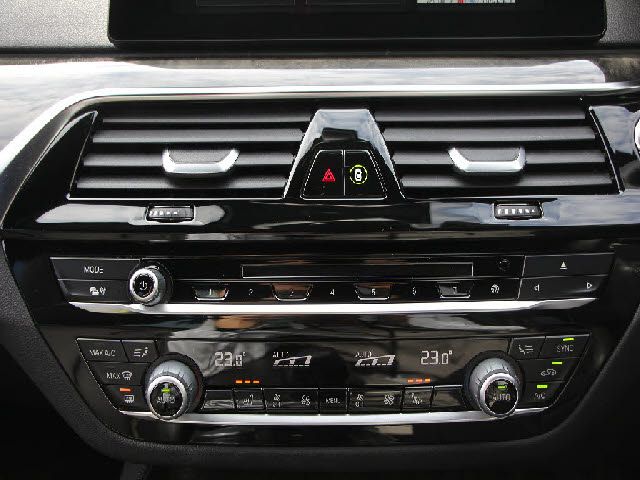 BMW 5SERIES SEDAN 2018 Image 31