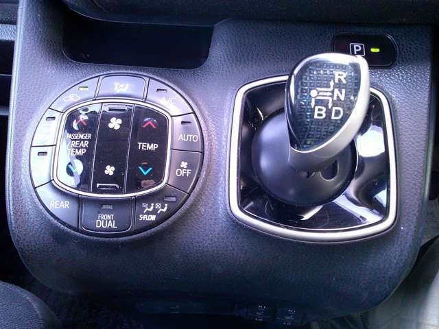 TOYOTA VOXY HYBRID 4WD 2014 Image 31