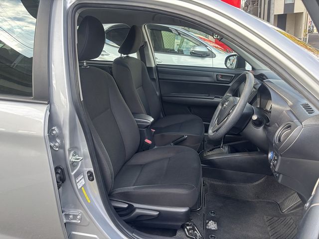 TOYOTA COROLLA AXIO HYBRID 2020 Image 31