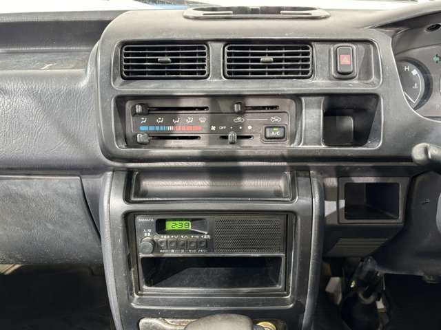 DAIHATSU HIJET TRUCK 4WD 2003 Image 31