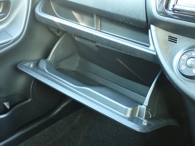 TOYOTA VITZ 2018 Image 31